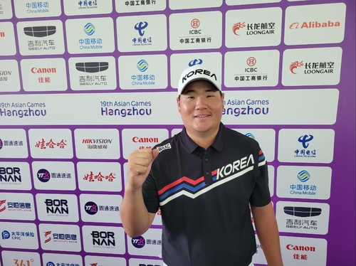 South Korean golfer Im Sung-jae poses for photos after winning the Asian Games gold medal in the men&apos;s team event at the West Lake International Golf Course in Hangzhou, China, on Oct. 1, 2023. (Yonhap)