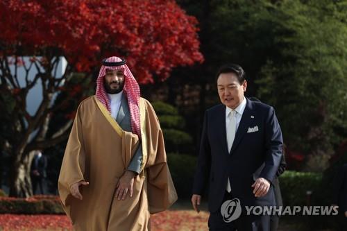 President Yoon Suk Yeol (R) converses with visiting Saudi Arabia's Crown Prince Mohammed bin Salman after their official talks in Seoul on Nov. 17, 2022, in this file photo provided by the presidential office. (PHOTO NOT FOR SALE) (Yonhap)