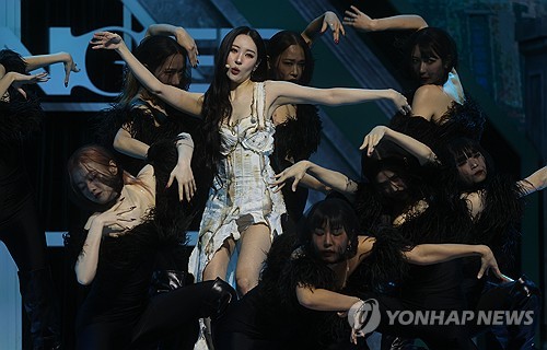 K-pop soloist Sunmi performs her new single "Stranger" during a media showcase for the album in Seoul on Oct. 17, 2023. (Yonhap)