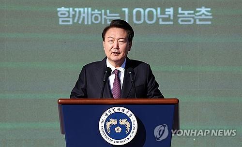 President Yoon Suk Yeol delivers a congratulatory speech during a ceremony to mark Farmers Day in Suwon, 30 kilometers south of Seoul, on Nov. 10, 2023. (Pool photo) (Yonhap)