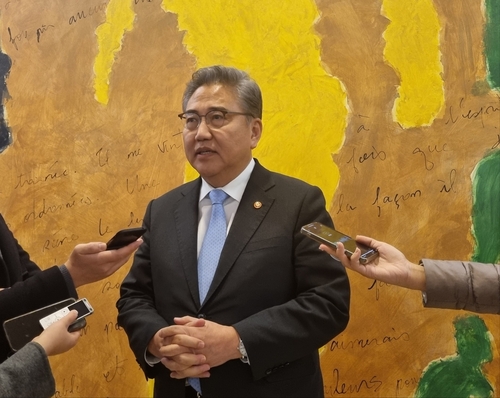 El ministro de Asuntos Exteriores, Park Jin, habla con los periodistas cuando llega a un hotel en Busan el 25 de noviembre de 2023, para celebrar conversaciones trilaterales con el ministro de Asuntos Exteriores chino, Wang Yi, y la ministra de Asuntos Exteriores japonesa, Yoko Kamikawa, en la ciudad portuaria del sureste, que tendrán lugar al día siguiente. .  (Yonhap)