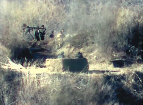 Se ve a soldados norcoreanos portando armas pesadas cerca de un puesto de guardia dentro de la Zona Desmilitarizada que separa las dos Coreas en esta fotografía proporcionada por el Ministerio de Defensa de Corea del Sur el 27 de noviembre de 2023. (FOTO NO A LA VENTA) (Yonhap) 