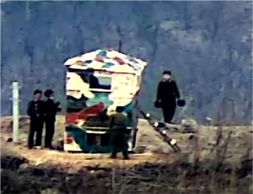 Soldados norcoreanos son vistos cerca de un puesto de guardia dentro de la Zona Desmilitarizada que separa las dos Coreas en esta fotografía de archivo proporcionada por el Ministerio de Defensa de Corea del Sur el 27 de noviembre de 2023. (FOTO NO A LA VENTA) (Yonhap)