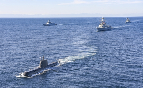 Las Armadas de Corea del Sur y Estados Unidos realizaron ejercicios combinados de operaciones antisubmarinas y contra-especiales en el Mar del Este el 14 de noviembre de 2023, en esta fotografía proporcionada por la Armada de Corea del Sur.  (FOTO NO EN VENTA) (Yonhap)
