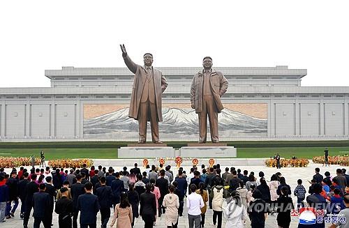 North Korean workers and students pay tribute in front of the statues of the country&apos;s late founder, Kim Il-sung (L), and his late son and successor, Kim Jong-il, at Mansudae Hill in Pyongyang on Oct. 10, 2023, on the occasion of the ruling party&apos;s 78th anniversary, in this file photo released by the North&apos;s Korean Central News Agency the following day. (For Use Only in the Republic of Korea. No Redistribution) (Yonhap)
