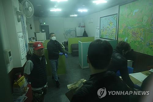 Investigadores de la Agencia de Policía Metropolitana de Busan confiscan materiales durante una redada el 3 de enero de 2024 en una oficina del sospechoso del ataque con cuchillo contra el líder de la oposición Lee Jae-myung durante su visita a la ciudad portuaria de Busan, en el sureste del país.  (Yonhap)