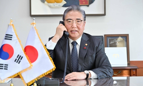 El ministro de Asuntos Exteriores, Park Jin, mantiene conversaciones telefónicas con su homólogo japonés, Yoko Kamikawa, el 5 de enero de 2024, en esta fotografía proporcionada por su oficina.  (FOTO NO EN VENTA) (Yonhap)