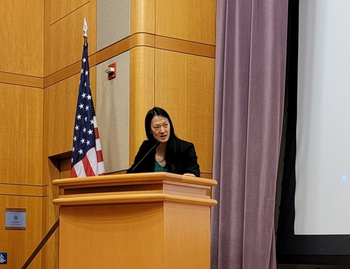 La embajadora Julie Turner, enviada especial de Estados Unidos para los derechos humanos de Corea del Norte, habla antes de la proyección de "Más allá de la utopía," una película preseleccionada para el Oscar sobre los desertores norcoreanos, en el Departamento de Estado el 19 de enero de 2024. (Yonhap)