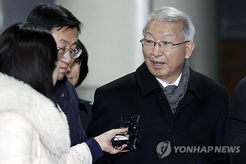 Former Supreme Court Chief Justice Yang Sung-tae (R) answers reporters' questions as he leaves the Seoul Central District Court in southern Seoul on Jan. 26, 2024, after being acquitted of all 47 charges in a power abuse scandal. (Pool photo) (Yonhap)