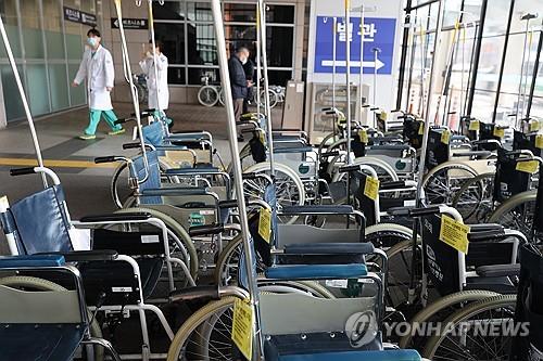 Esta fotografía tomada el 8 de febrero de 2024 muestra sillas de ruedas en un hospital general de Seúl.  (Yonhap)