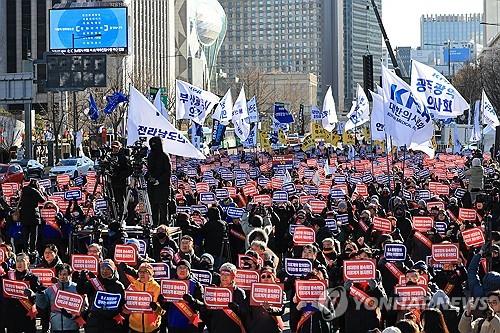 En esta fotografía de archivo tomada el 17 de diciembre de 2023, médicos celebran una manifestación en el centro de Seúl, pidiendo al gobierno que retracte su plan de ampliar la cuota de las escuelas de medicina.  (Yonhap)