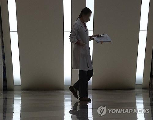 Un miembro del personal médico se traslada a un hospital general en la ciudad sudoriental de Daegu el 29 de febrero de 2024. (Yonhap) 
