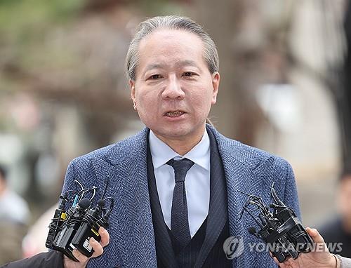 Joo Soo-ho, the public affairs chief of the Korea Medical Association, speaks to reporters ahead of his questioning by the Seoul Metropolitan Police Agency on March 6, 2024. (Yonhap)