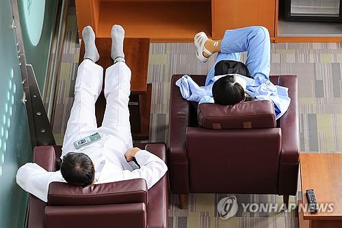 Funcionarios médicos descansan en un hospital general de Seúl el 26 de febrero de 2024. (Yonhap)
