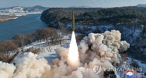 Esta foto, publicada por la Agencia Central de Noticias Coreana oficial de Corea del Norte el 15 de enero de 2024, muestra el lanzamiento por parte de Corea del Norte de un misil balístico de alcance intermedio (IRBM) de combustible sólido que lleva una ojiva hipersónica el día anterior.  El ejército de Corea del Sur dijo que detectó el lanzamiento desde un área dentro o alrededor de Pyongyang alrededor de las 2:55 pm, y que el misil voló aproximadamente 1.000 kilómetros antes de caer al mar.  (Para uso únicamente en la República de Corea. Sin redistribución) (Yonhap)