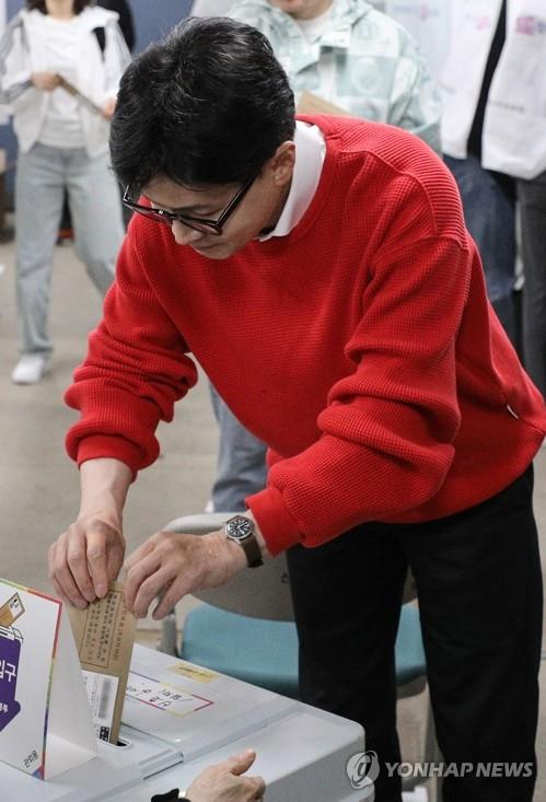 Han Dong-hoon, interim leader of the ruling People Power Party, casts a ballot at a polling station in Seoul on April 5, 2024, the first day of two-day early voting for the April 10 general elections. (Pool photo) (Yonhap)