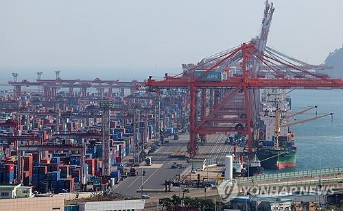 This file photo taken April 1, 2024, shows a port in South Korea's southeastern city of Busan. (Yonhap)