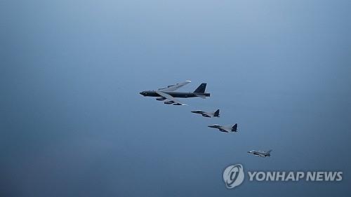 Esta foto, publicada por el Ministerio de Defensa de Corea del Sur, muestra un ejercicio trilateral de la fuerza aérea entre Corea del Sur, Estados Unidos y Japón que se lleva a cabo en un área al sureste de la isla turística de Jeju, en el sur de Corea, el 2 de abril de 2024. (FOTO NO A LA VENTA) ( Yonhap)