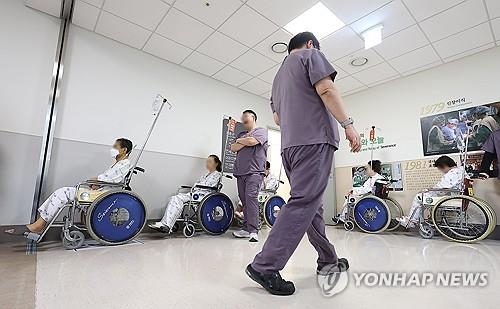 Patients on wheelchairs wait to receive treatment at a major hospital in Seoul on May 7, 2024. (Yonhap)
