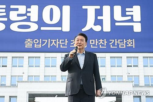 El presidente Yoon Suk Yeol habla durante una conferencia de prensa con periodistas en el césped frente a la oficina presidencial en Seúl el 24 de mayo de 2024, en esta fotografía proporcionada por su oficina.  (FOTO NO EN VENTA) (Yonhap)