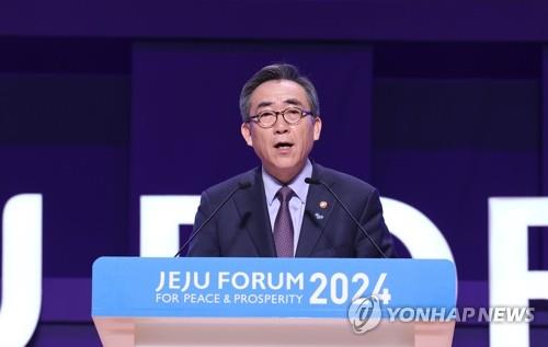 El ministro de Asuntos Exteriores, Cho Tae-yul, habla durante un discurso de apertura de la cena banquete en el Foro de Jeju para la Paz y la Prosperidad, un foro internacional anual sobre la paz que se celebra en la isla turística de Jeju, en el sur de Corea del Sur, el 30 de mayo de 2024. (Yonhap) 