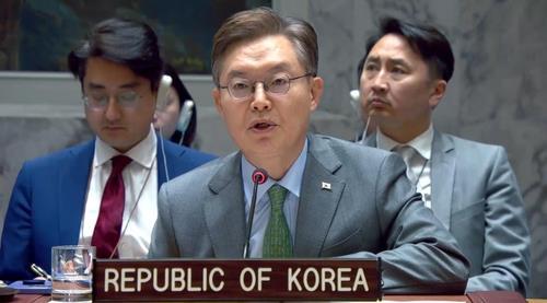 Esta foto, capturada de la Web TV de la ONU, muestra al embajador Hwang Joon-kook hablando durante una reunión del Consejo de Seguridad de la ONU en la sede de la ONU en Nueva York el 31 de mayo de 2024. (FOTO NO A LA VENTA) (Yonhap)