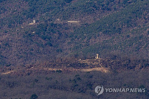 (LEAD) N. Korean soldiers briefly cross inter-Korean border, return after warning shots