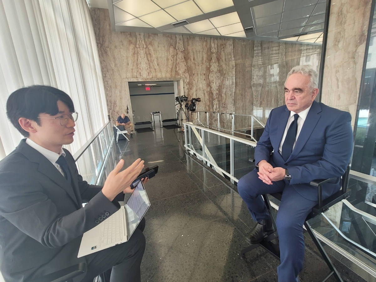 El subsecretario de Estado de Estados Unidos, Kurt Campbell (derecha), habla durante una entrevista exclusiva con la Agencia de Noticias Yonhap en el Departamento de Estado en Washington el 10 de julio de 2024. (Yonhap)