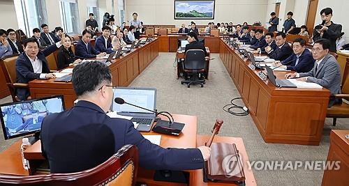 This photo shows a meeting of the parliamentary environment and labor committee at the National Assembly in Seoul on July 16, 2024. (Yonhap)