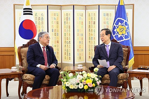 Prime Minister Han Duck-soo (R) meets Enrique Manalo, the Philippines' secretary for foreign affairs, at the government complex in central Seoul on Aug. 7, 2024, in this photo provided by Han's office. (PHOTO NOT FOR SALE) (Yonhap)