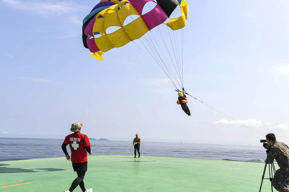 Un instructor de la Fuerza Aérea demuestra un entrenamiento de parasailing a bordo de un buque de entrenamiento en aguas cercanas al condado de Namhae, a 313 kilómetros al sur de Seúl, el 14 de agosto de 2024, en esta foto proporcionada por la Fuerza Aérea el 17 de agosto. (FOTO NO A LA VENTA) (Yonhap)