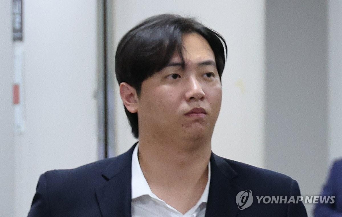 El ex jugador de béisbol Lim Hye-dong llega al Tribunal del Distrito Central de Seúl para su audiencia de orden de arresto el 4 de julio de 2024. (Yonhap)