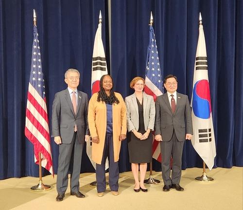 El primer viceministro de Asuntos Exteriores de Corea del Sur, Kim Hong-kyun (izq.), el viceministro de Defensa para Políticas, Cho Chang-rae (der.), la subsecretaria de Estado para Control de Armamentos y Seguridad Internacional, Bonnie Jenkins (segunda desde la izq.), y la subsecretaria de Defensa adjunta interina para Políticas, Cara Abercrombie, posan para una foto después de una conferencia de prensa en el Departamento de Estado en Washington el 4 de septiembre de 2024. (Yonhap)