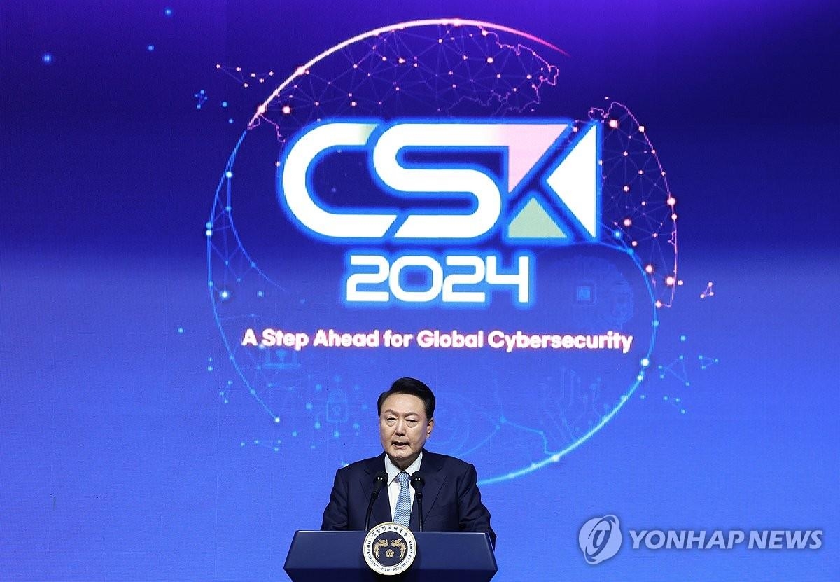 El presidente Yoon Suk Yeol pronuncia un discurso durante la ceremonia de apertura de la Cyber ​​Summit Korea celebrada en el COEX en el sur de Seúl el 11 de septiembre de 2024. (Yonhap)