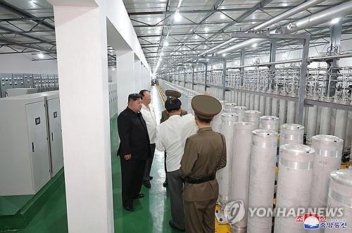 El líder norcoreano Kim Jong-un (con traje negro) inspecciona el Instituto de Armas Nucleares y la base de producción de materiales nucleares aptos para armas, en esta imagen proporcionada por la Agencia Central de Noticias de Corea del Norte, el 13 de septiembre de 2024. (Para uso exclusivo en la República de Corea. No se permite su redistribución) (Yonhap)