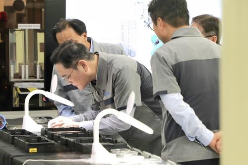 Samsung Electronics Co. Chairman Lee Jae-yong (C) visits Samsung Electro-Mechanics Co.'s multilayer ceramic capacitors production plant in the Philippines on Oct. 6, 2024, in this photo provided by his company. (PHOTO NOT FOR SALE) (Yonhap)