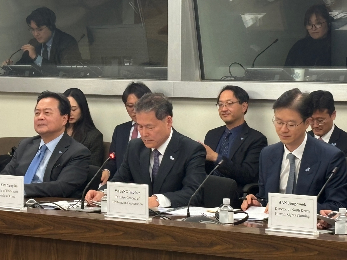 El ministro de Unificación de Corea del Sur, Kim Yung-ho (centro), habla durante la reunión Corea del Sur, Estados Unidos y Japón sobre derechos humanos en Corea del Norte, en Washington, el 18 de octubre de 2024. (Foto de la piscina) (Yonhap)