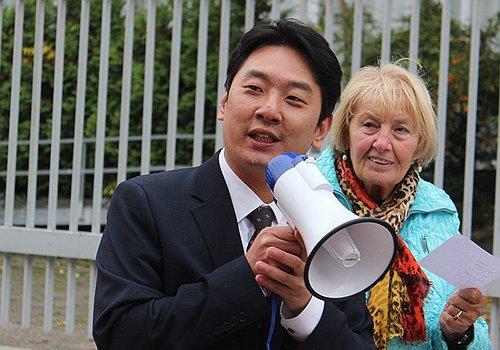 Choi Jin-young, hijo del misionero cristiano surcoreano Choi Chun-gil, detenido en Corea del Norte desde hace 10 años, insta a Corea del Norte a liberar a su padre durante una manifestación frente a la embajada de la República Popular Democrática de Corea. en Berlín el 31 de octubre de 2024. (Yonhap)