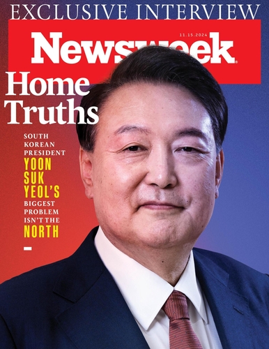 Esta foto, publicada por la oficina presidencial el 8 de noviembre de 2024, muestra la portada de Newsweek, que presenta una entrevista con el presidente Yoon Suk Yeol. (FOTO NO EN VENTA) (Yonhap)