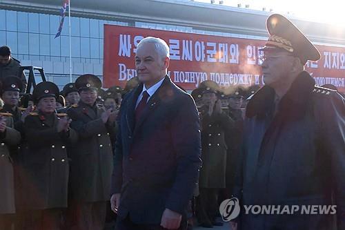 Esta foto, publicada por Associated Press, muestra al ministro de Defensa ruso, Andrey Belousov (izq.), visitando Corea del Norte el 29 de noviembre de 2024. (FOTO NO A LA VENTA) (Yonhap)