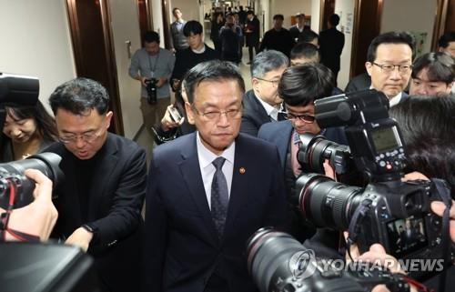 Finance Minister Choi Sang-mok (C) leaves the government complex building in Seoul on Dec. 4, 2024, after holding a joint press briefing with economy-related ministers on the government response to the aftermath of President Yoon Suk Yeol's martial law bid. (Yonhap)