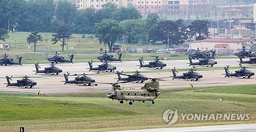 Esta fotografía de archivo, tomada el 21 de mayo de 2024, muestra helicópteros Apache AH-64 en Camp Humphreys, una extensa base estadounidense en Pyeongtaek, a unos 65 kilómetros al sur de Seúl. (Yonhap)