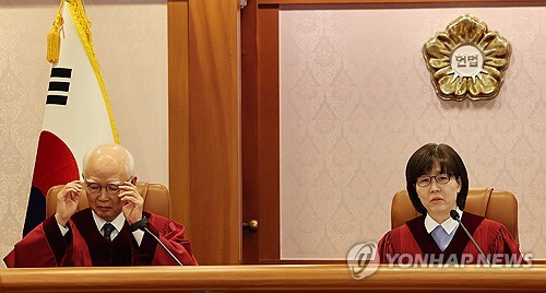 Justices Cheong Hyung-sik (L) and Lee Mi-son of the Constitutional Court preside over the second preparatory hearing on President Yoon Suk Yeol's impeachment at the court in central Seoul on Jan. 3, 2025. (Pool photo) (Yonhap)