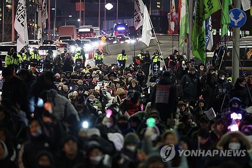 Miembros del grupo sindical Confederación Coreana de Sindicatos celebran una manifestación contra el presidente suspendido Yoon Suk Yeol en Seúl el 3 de enero de 2025. (Yonhap)