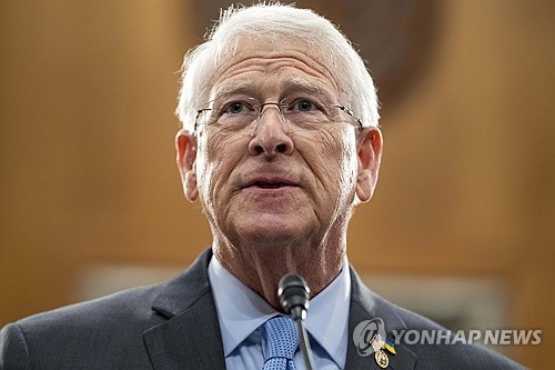 Esta foto de archivo, publicada por Associated Press, muestra al senador Roger Wicker (R-MS) hablando durante un evento en el Capitolio en Washington el 9 de abril de 2024. (Yonhap)