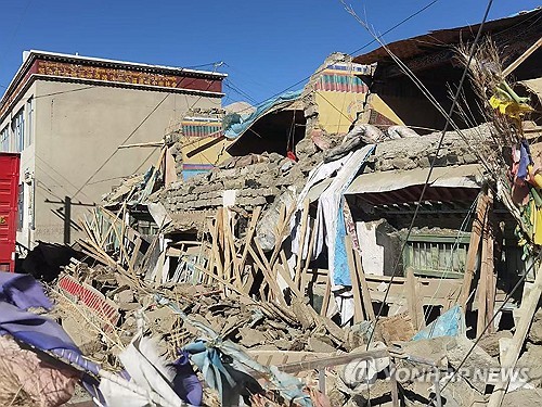 AFP'nin bu fotoğrafı, 7 Ocak 2025'te Çin'in Tibet bölgesinde meydana gelen depremden sonra hasar gören binaları gösteriyor. (Yonhap)