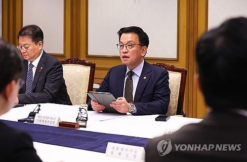 Acting President Choi Sang-mok (C) speaks during a meeting with government officials at the government complex building in Seoul on Jan. 21, 2025. (Yonhap) 