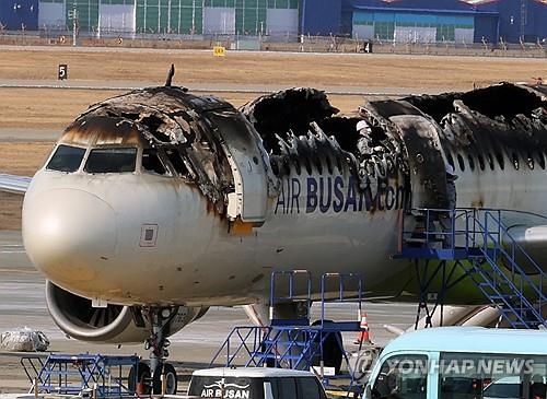 Un avión dañado por el fuego se encuentra en el Aeropuerto Internacional Gimhae en Busan, a unos 320 kilómetros al sureste de Seúl, el 30 de enero de 2025. El avión se incendió mientras se preparó para despegar el 28 de enero, lo que provocó que 176 pasajeros y miembros de la tripulación evacuaran. (Yonhap)