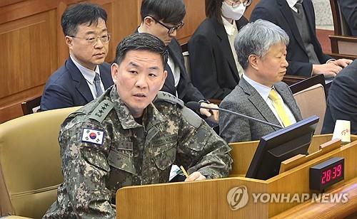 Lee Jin-Woo (L), ex jefe del Comando de Defensa de Capital, habla durante el juicio de juicio político del presidente Yoon Suk Yeol en el Tribunal Constitucional en Seúl el 4 de febrero de 2025, en esta foto proporcionada por el Tribunal. (Foto no a la venta) (Yonhap)