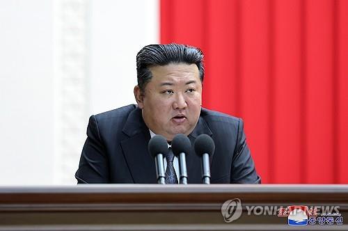 Esta imagen, publicada por la Agencia Central de Noticias de Corea el 29 de enero de 2025, muestra al líder norcoreano Kim Jong-un pronunciando un discurso durante una reunión de fiesta. 